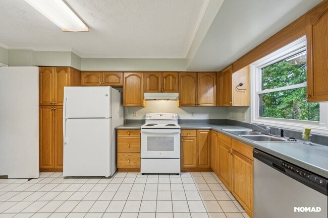 Building Photo - Spacious 4BR House in Weaverville Area, 10...