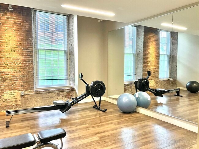 Building Photo - 130 John St