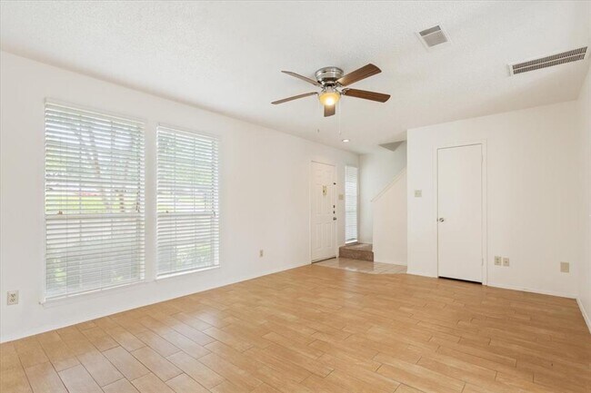 Building Photo - 1015 E Yager Ln