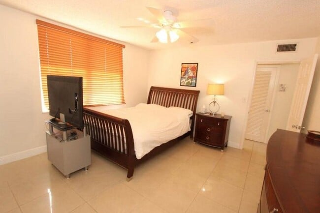 Building Photo - 1725 James Ave