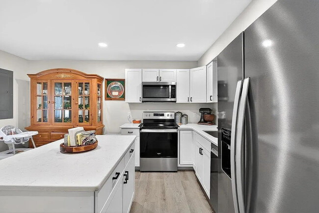 Building Photo - Like-New 2024 Townhome with Mountain Views, Garage & Backyard