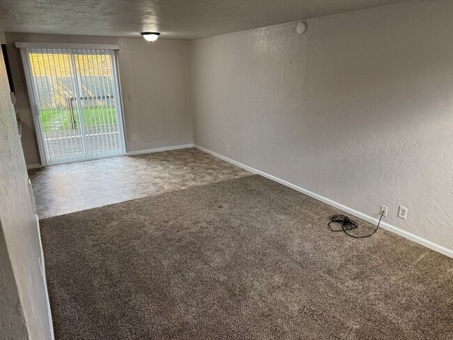 Building Photo - Updated 2 bedroom 1.5 bathroom duplex in Springfield!