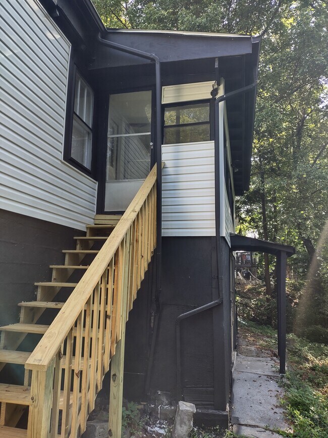 Building Photo - 202 Hillview Ave