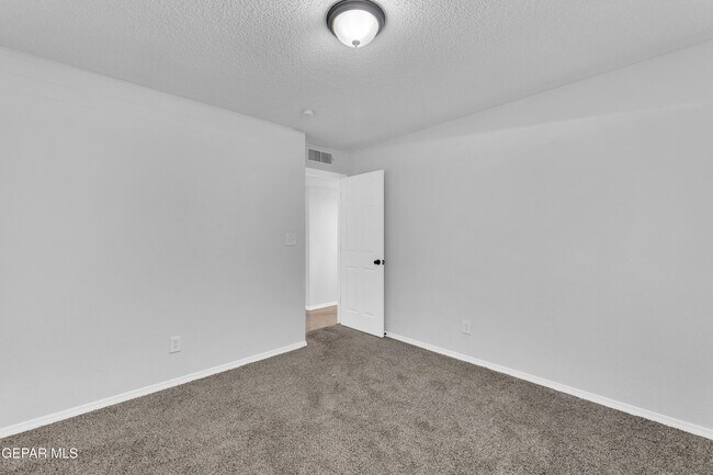 Building Photo - 10400 Valle Koki Dr