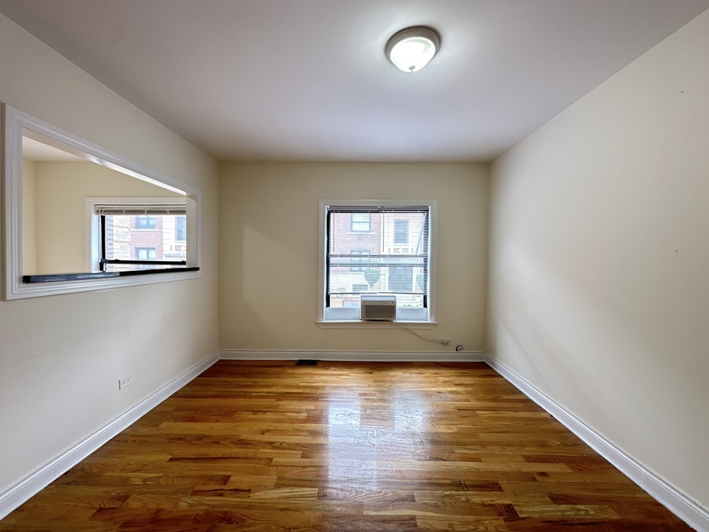 Building Photo - 816 W Waveland Ave