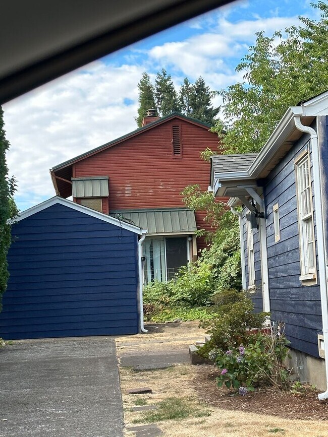 Building Photo - Updated 4 Bedroom ~ 1 Bathroom House Near ...