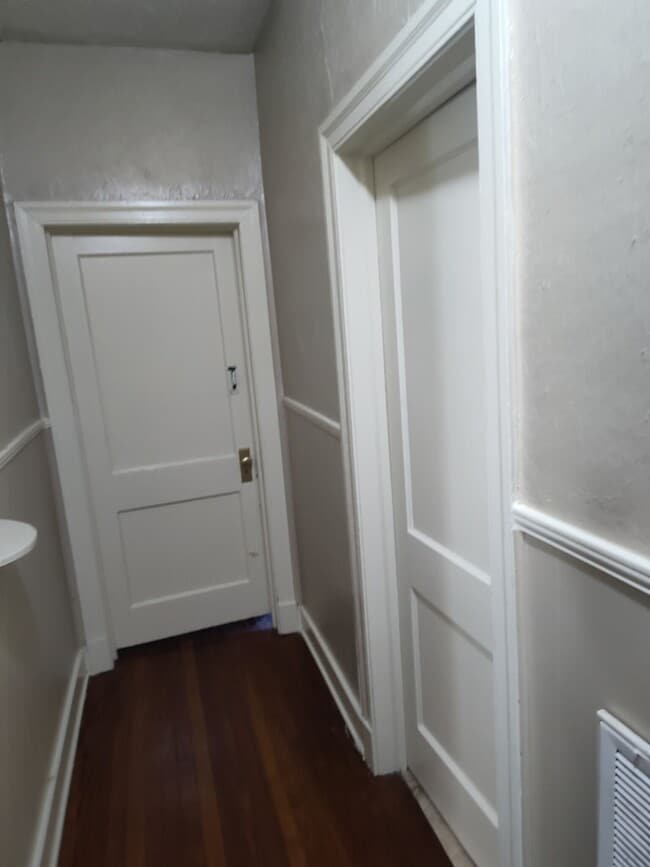 Building Photo - 358 E Ridgeway St