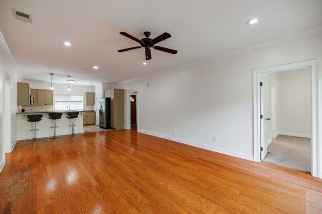 Building Photo - 350 Wood Lake Dr
