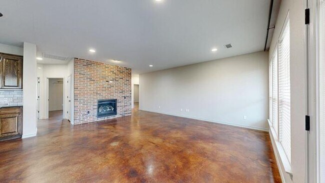 Building Photo - 3 bed 2 bath home with 2 car garage!