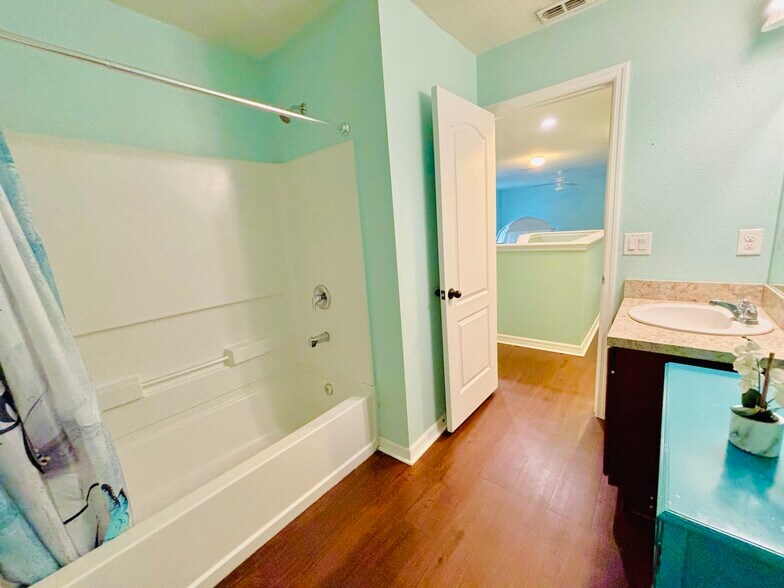 Full bathroom on second floor - 11521 Southern Creek Dr