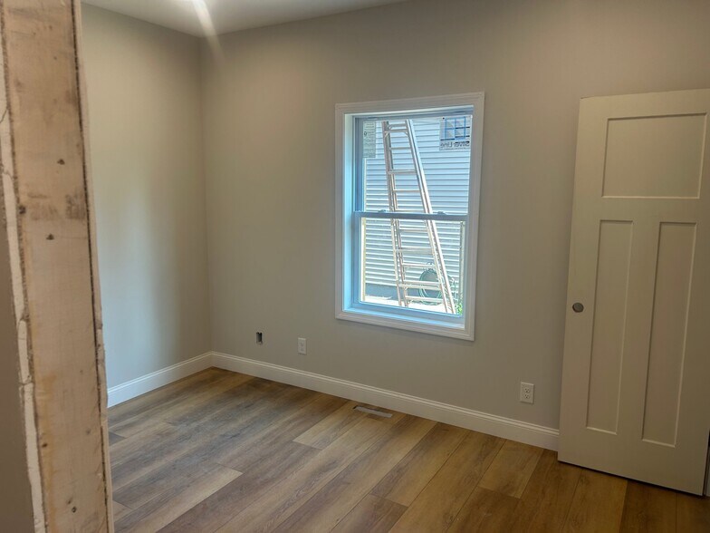 Building Photo - 139 Elm St