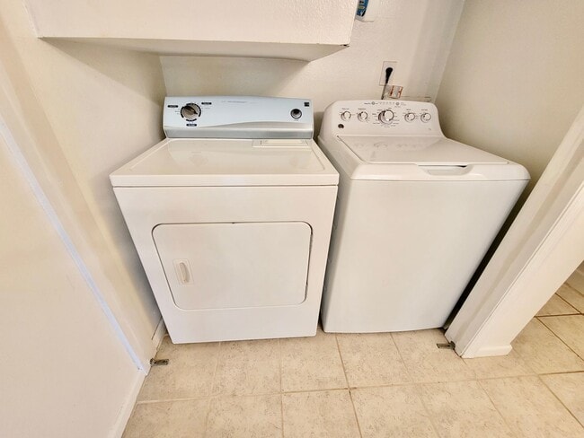 Building Photo - Two bedroom condo with garage - James Island
