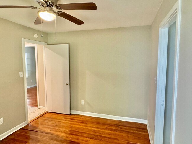 Building Photo - Move-in Ready ! Bright 3 Bedroom