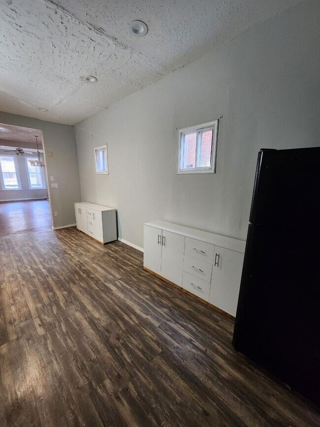 Building Photo - Pet Friendly 5 Bedroom Home in York!