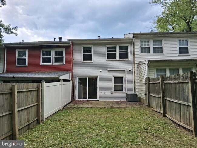 Building Photo - 929 Topview Dr