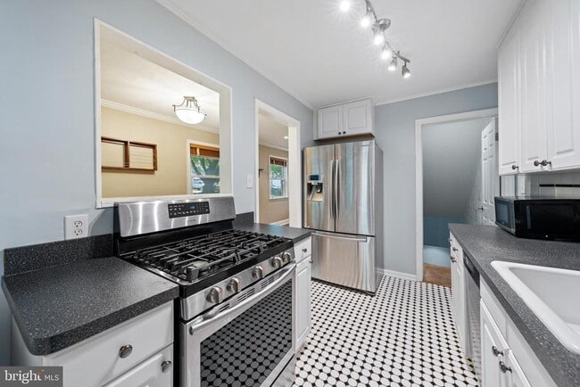 Building Photo - 2406 Huntington Ave