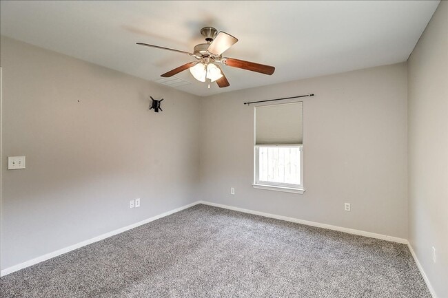 Building Photo - 2110 Encino Dr