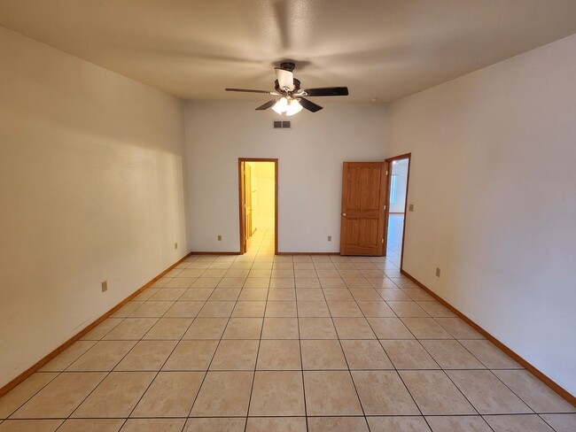 Building Photo - 2100 Hickory Dr