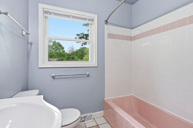 Building Photo - Charming home in Swannanoa, NC