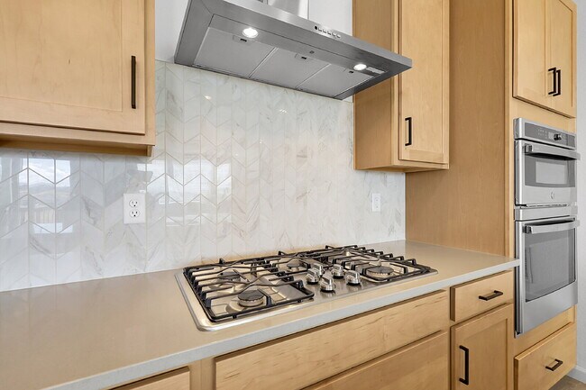 Building Photo - $2,995, 3-bed, 2.5-bath located in Castle ...