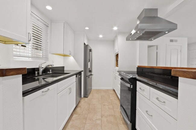 Building Photo - Coastal Living in the Heart of Corona del Mar