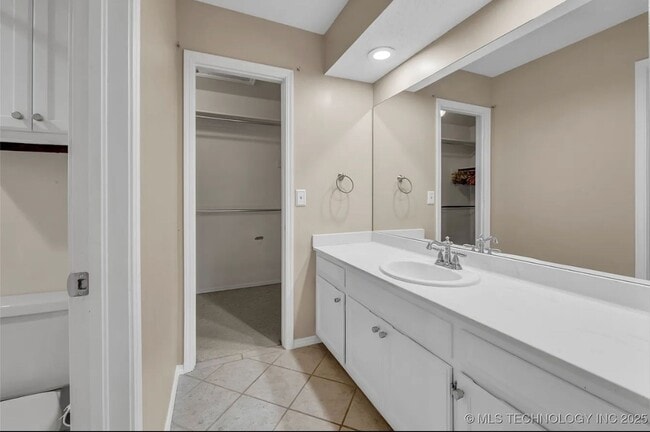 Building Photo - Gorgeous Condo in The Gated Community of The Timbers!