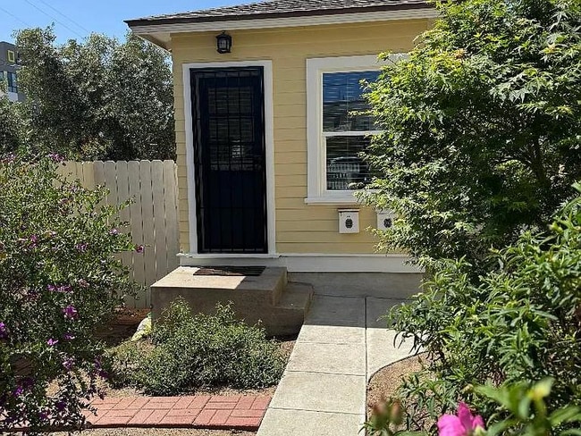 Primary Photo - 233 Ivy St