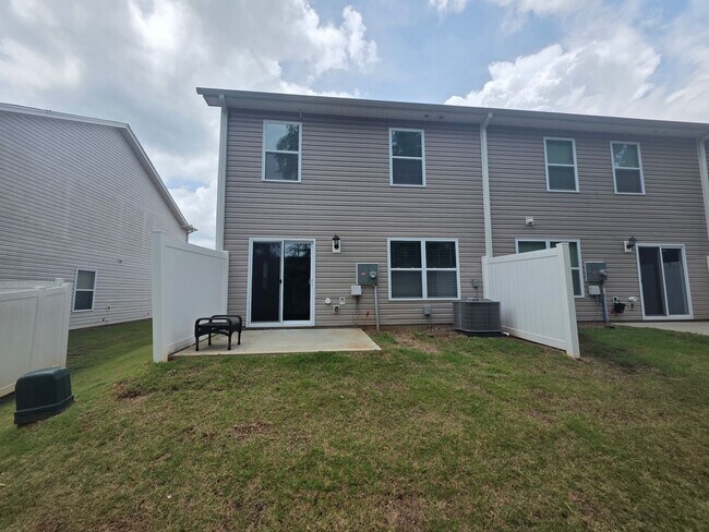 Building Photo - Perfectly Located Townhome