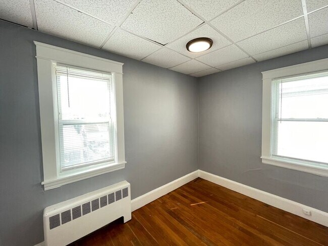 Building Photo - 559 Silver St