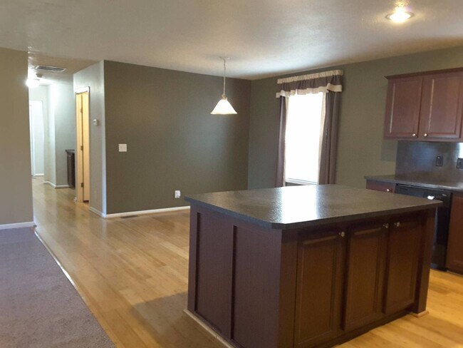 Building Photo - 3 Bedroom Single Family Home!