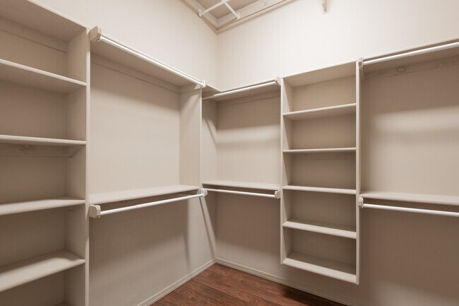 Building Photo - 2124 New Brook Dr