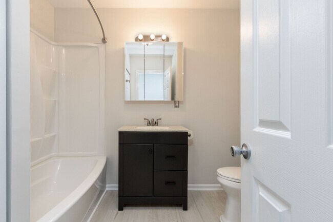 Building Photo - 7 Belaire Way