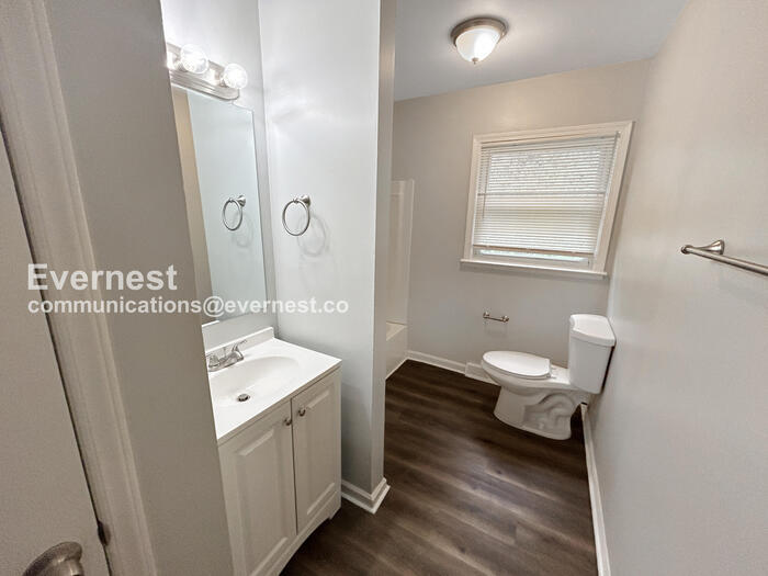 Building Photo - 542 Newcastle Rd