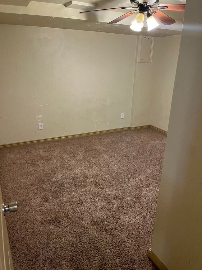 Building Photo - 3 Bed 1 Bath Downstairs unit.