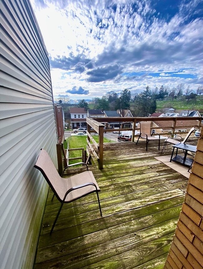 Building Photo - *** Huge 5 Bedroom House *Pet Friendly * Newly Renovated * Large Fenced in Yard * Luxurious Updat...