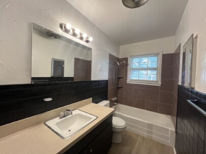 Building Photo - "Charming 3-Bed, 2-Bath Haven on 68th Street, Lubbock - Perfectly Cozy at 1088 Sq Ft!"