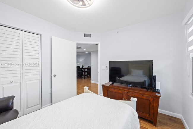 Building Photo - 550 SW 138th Ave