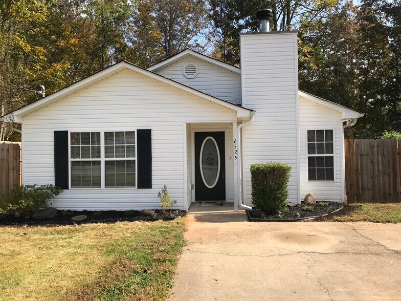 North Forsyth County Home For Rent Single Family, 2 Beds, 1 Full Bath This home is located in Forsyth County school district and convenient to Gainesville, Dawsonville outlets, and Lake Lanier. This bungalow is move in ready with new stainless and black appliances all included. Open floor plan, n... - 6525 Quail Trail