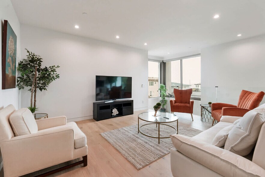 Building Photo - 5511 Los Robles Dr
