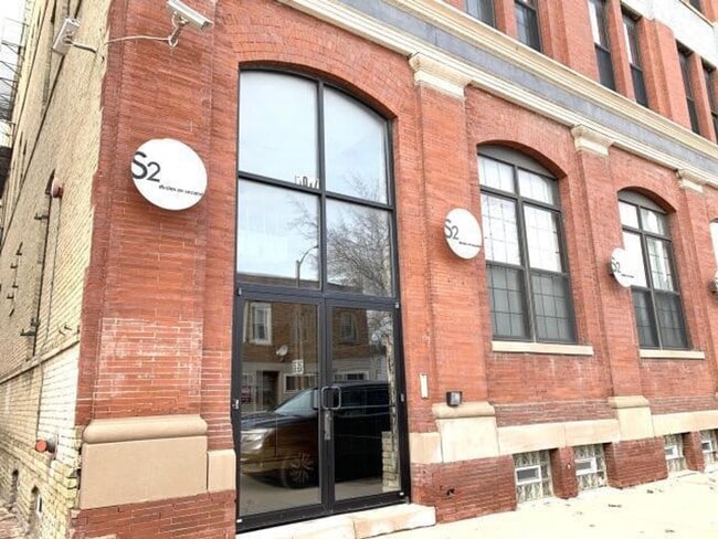 Building Photo - Stunning South 2nd Studio!