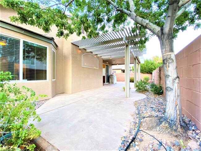 Building Photo - Vaulted Ceiling single-story home in a gat...