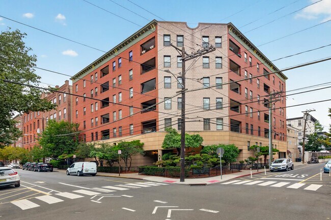 Building Photo - 1001 Clinton St