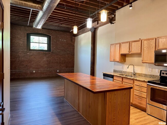 Building Photo - 511 Pershing Ave