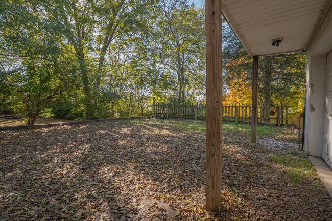 Building Photo - Charming 4 bedroom, 2 bathroom home located in Fayetteville, AR - 6 Month Lease