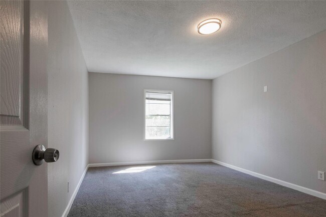 Building Photo - 504 Billington St