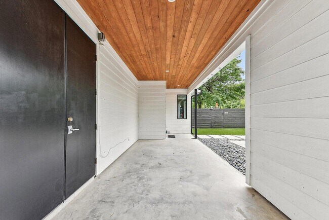 Building Photo - 2313 Oak Crest Ave