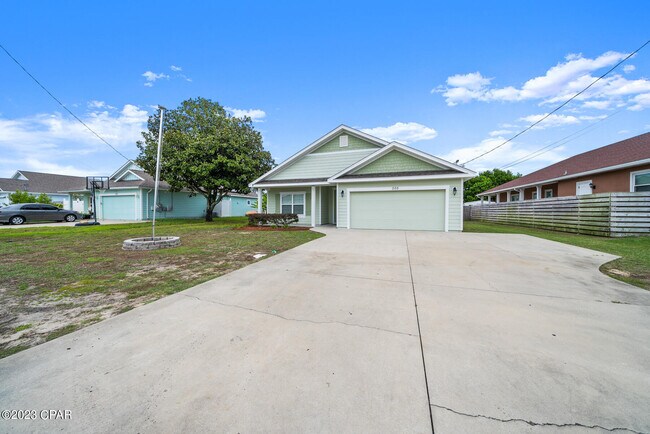 Building Photo - 305 Evergreen St