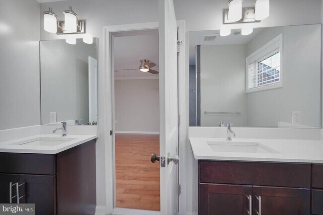 Building Photo - 412 Woodcrest Dr SE