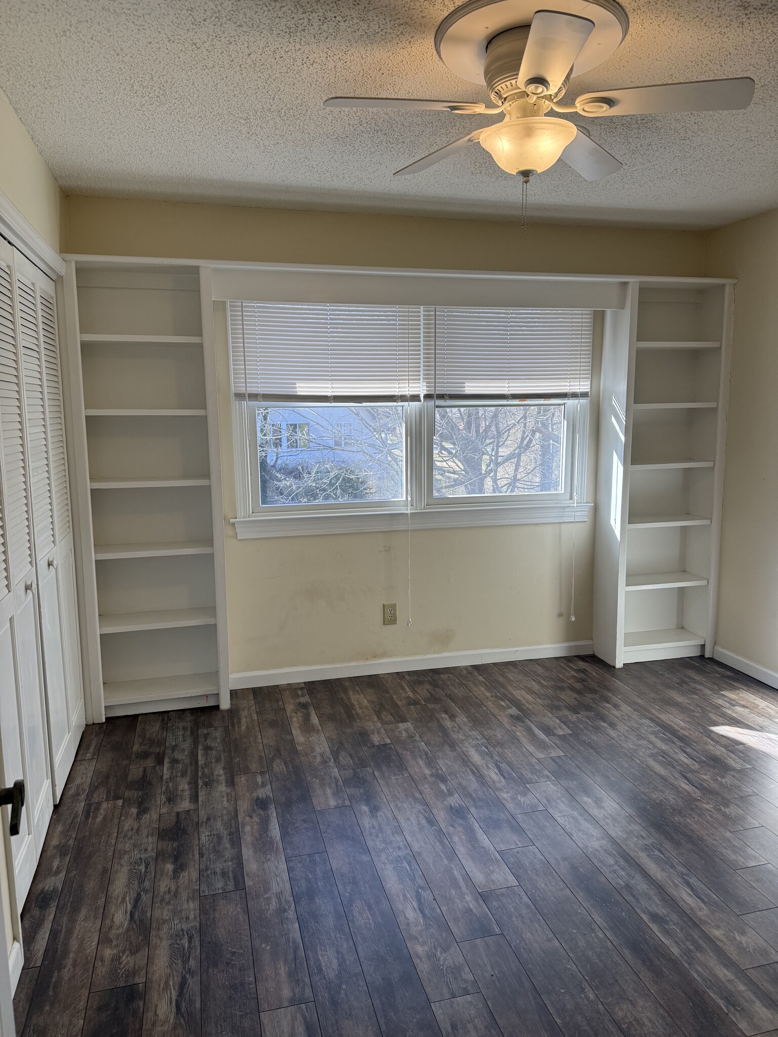 Building Photo - 104 Meadow Park Ln