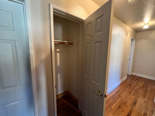 Building Photo - BEAUTIFUL Mountain Home